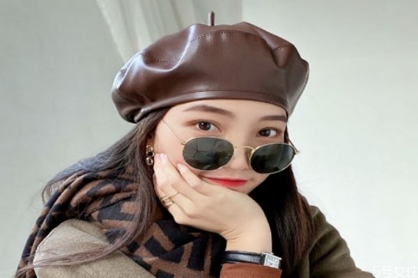 棕色帽子怎么搭配衣服,棕色衣服配什么颜色帽子好看