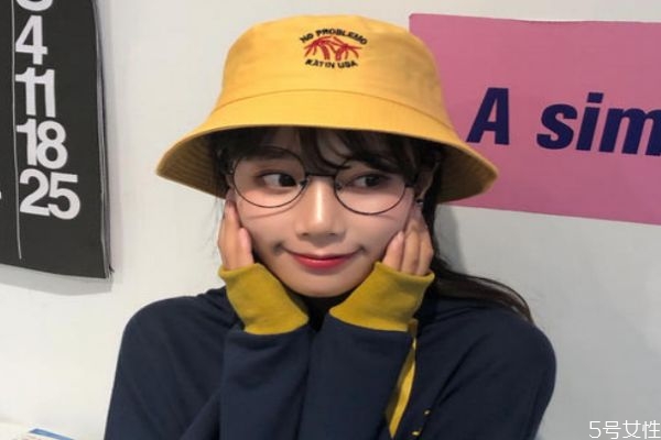 白色渔夫帽搭配什么颜色的衣服,渔夫帽什么颜色最百搭 好看