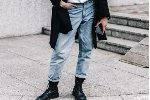 马丁靴买大了一号不跟脚怎么办男,马丁靴买了大一码怎么办 马丁靴买大了一号不跟脚怎么办男,马丁靴买了大一码怎么办