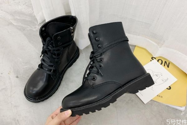 马丁靴为啥穿了嫌大,马丁靴买大点的还是正好的 马丁靴为啥穿了嫌大,马丁靴买大点的还是正好的