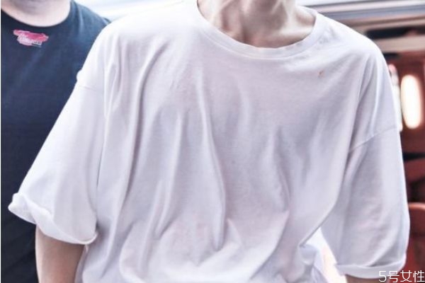 白色衣服发黄的原因,白色衣服变黄的原因