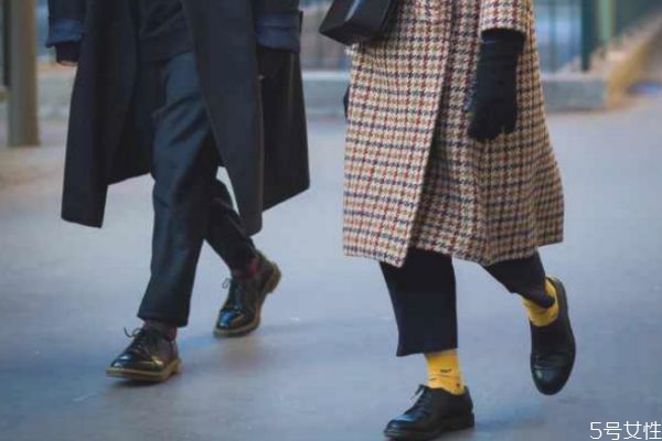 冬天穿什么袜子好看长的还是短的,冬天适合穿什么袜子