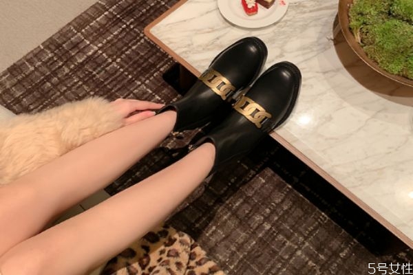 夏天穿切尔西靴会奇怪吗,切尔西靴冬天穿冷吗