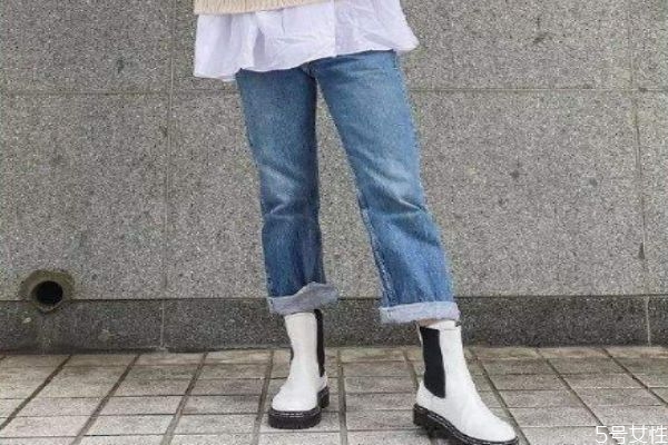白色马丁靴怎么搭配衣服图片,今年流行什么颜色的马丁靴 白色马丁靴怎么搭配衣服图片,今年流行什么颜色的马丁靴