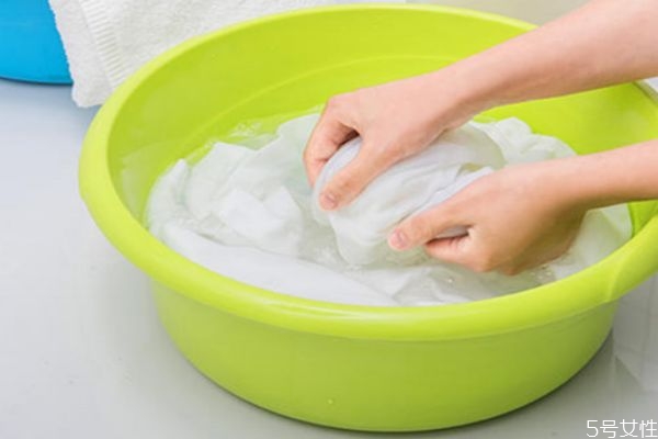 洗衣机洗后有白色颗粒,滚筒洗衣机洗完衣服有白色颗粒怎么回事