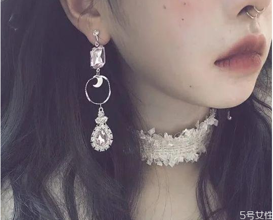 为什么女生脖子上要戴个圈,女生带脖圈的意思