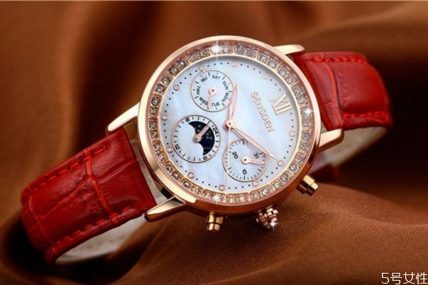 手表内有水雾什么原因,为什么手表里面有雾气,手一捂就没了