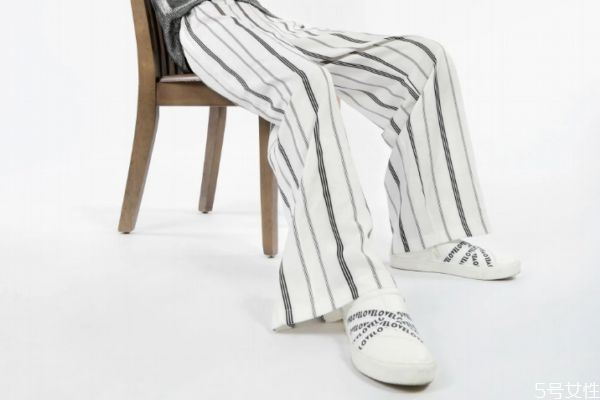 小白鞋和板鞋有啥区别,小白鞋和运动鞋的区别