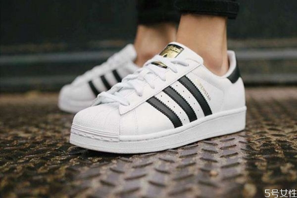 阿迪达斯贝壳头版本区别,阿迪达斯经典款贝壳头有几个版本
