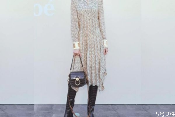 长筒靴怎么搭配好看,长筒靴配啥衣服好看