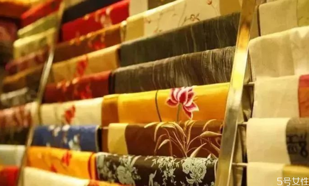 传统旗袍和改良旗袍的区别,改良旗袍的优点 传统旗袍和改良旗袍的区别,改良旗袍的优点