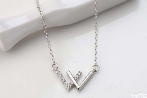 戴在脖子上的银项链为什么会变黑,自己带的银项链为什么会变黑