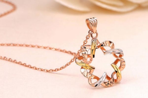 彩金项链变黑怎么清洗,彩金项链发黑了怎么办