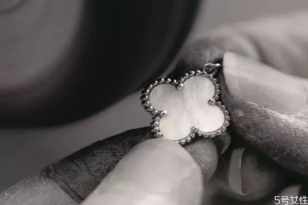 梵克雅宝四叶草项链怎么看真假,梵克雅宝四叶草手链真假对比 梵克雅宝四叶草项链怎么看真假,梵克雅宝四叶草手链真假对比