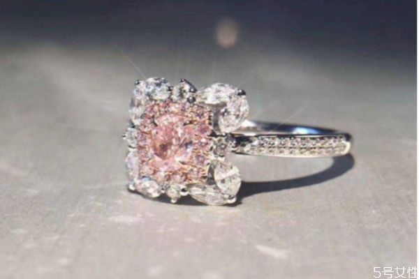 彩钻和白钻哪个收藏价值高?,钻石白色好还是彩色好 彩钻和白钻哪个收藏价值高?,钻石白色好还是彩色好