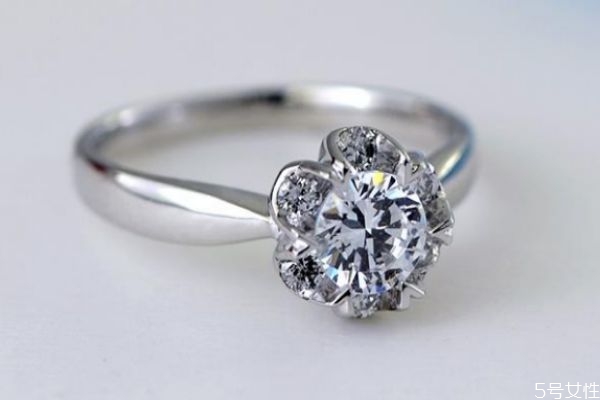 莫桑钻是什么钻石,什么是莫桑钻和钻石有什么区别 莫桑钻是什么钻石,什么是莫桑钻和钻石有什么区别