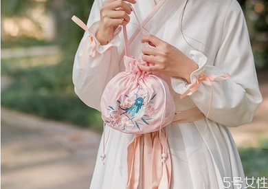 穿汉服适合背什么包包,汉服出门背什么包