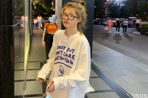 长款卫衣怎么搭配好看,长款卫衣怎么搭配外套 长款卫衣怎么搭配好看,长款卫衣怎么搭配外套