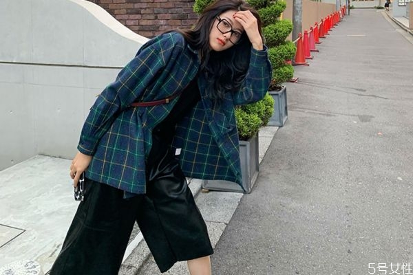 男士皮裤搭配什么衣服,皮裤搭配什么衣服好看