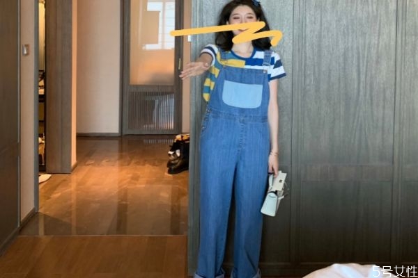 背带裤搭配什么外套,牛仔背带裤配什么鞋子图片