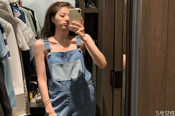 白色背带裤配什么颜色上衣好看,白色背带裤配什么颜色上衣外套