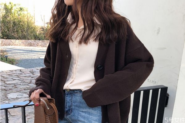 咖啡色外套搭配什么颜色打底衫,咖啡色外套搭配什么颜色打底衫好看