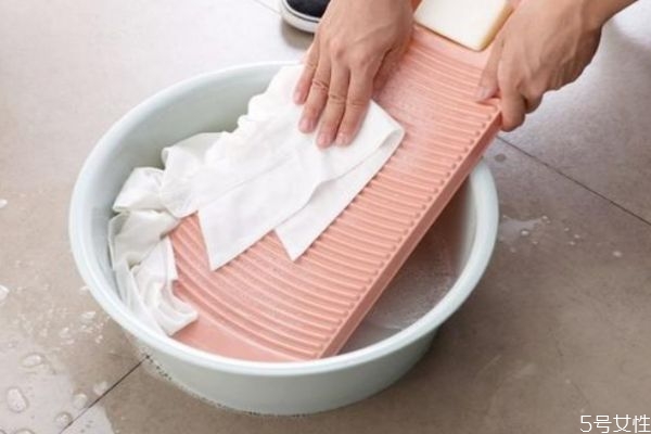 白色衣服上的涂改液怎么去掉,涂改液弄到衣服上怎么办