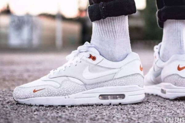 哪里有卖小白鞋的实体店,买鞋为什么不能买白色的