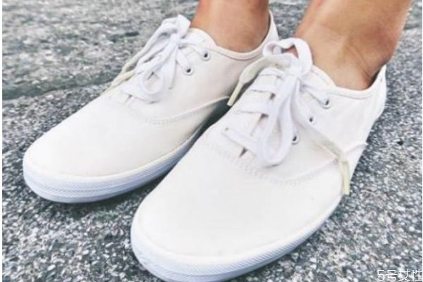 小白鞋边黑色的划痕怎么去除,白鞋边上黑色划痕怎么去掉