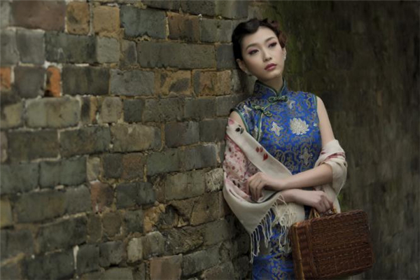 穿旗袍配什么包包最合适,穿旗袍配什么包包好看2020