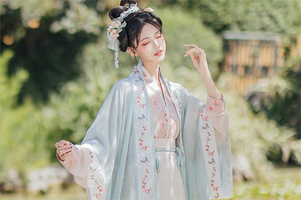 汉服裙摆一共有多少种长度,汉服的裙摆六米和三米是什么意思