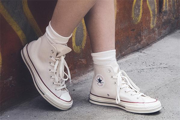 匡威发黄是正品吗,匡威盗版和正版有什么区别