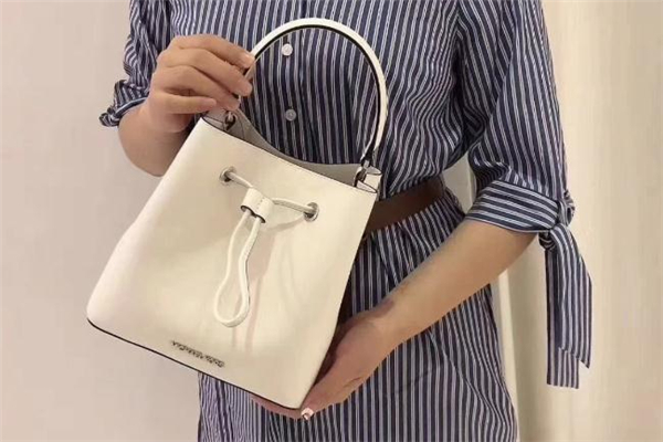 mk水桶包哪个颜色好看,mk的水桶包是什么材质? mk水桶包哪个颜色好看,mk的水桶包是什么材质?