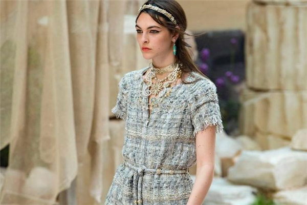 香奈儿衣服不能洗吗,香奈儿的衣服不能洗穿一次就得扔掉 香奈儿衣服不能洗吗,香奈儿的衣服不能洗穿一次就得扔掉