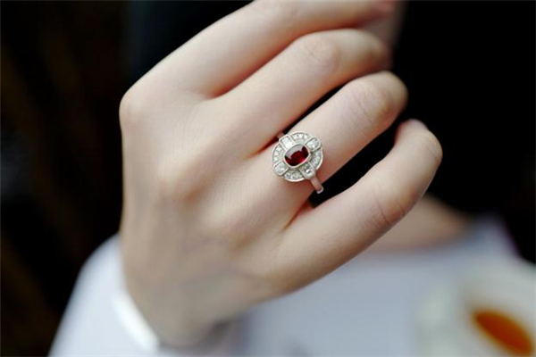 为什么戴戒指手指会变青,戴戒指手指发青 为什么戴戒指手指会变青,戴戒指手指发青