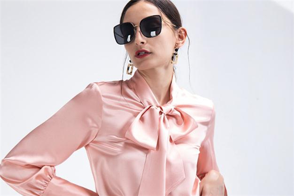 真丝的衣服可以用蒸汽熨烫吗,真丝的衣服能用蒸汽熨斗熨吗 真丝的衣服可以用蒸汽熨烫吗,真丝的衣服能用蒸汽熨斗熨吗