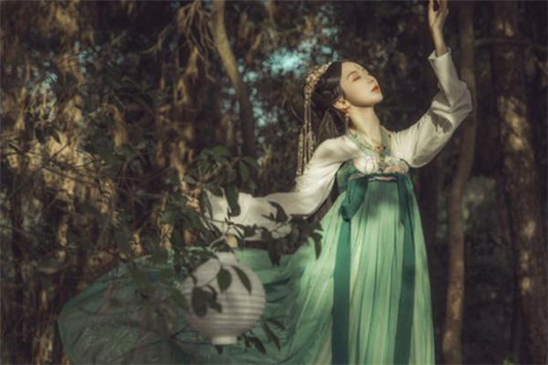 什么颜色汉服显白,什么颜色汉服显白显瘦