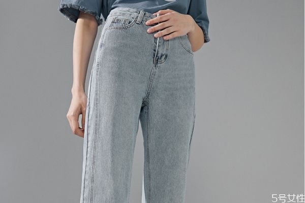 牛仔裤合身好还是宽松好,牛仔裤买紧身还是宽松