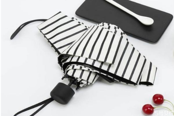 太阳伞的黑胶在里面好还是外面好?,太阳伞黑胶在里面好还是在外面好 太阳伞的黑胶在里面好还是外面好?,太阳伞黑胶在里面好还是在外面好