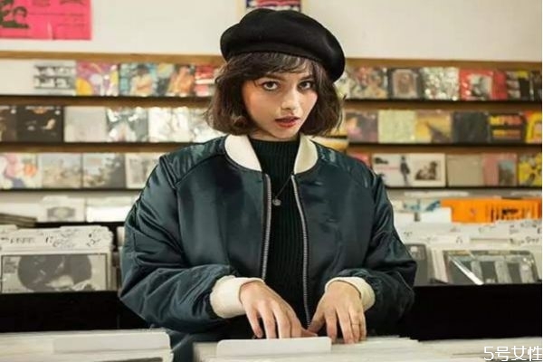 贝雷帽往哪边歪,贝雷帽往左歪还是往右