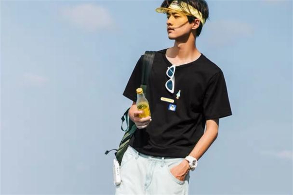 水洗牛仔裤怎么搭配,水洗白牛仔裤搭配什么颜色上衣