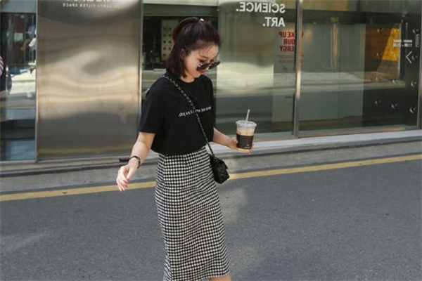 格子长裙子如何搭配,格子长裙怎么搭配上衣图片