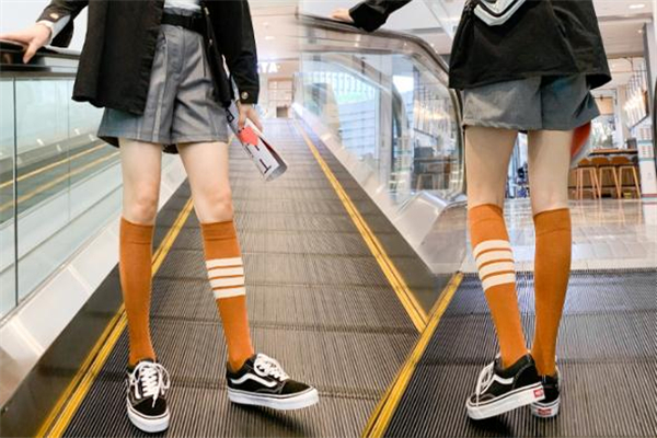 长筒袜怎么搭配鞋子图片,穿长筒袜配什么鞋子好看