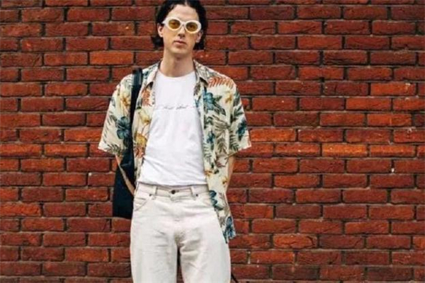 花衬衫怎么搭配男,男士花衬衫配什么裤子