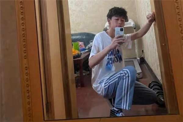 白色T恤搭配,白色t恤搭配图片欣赏