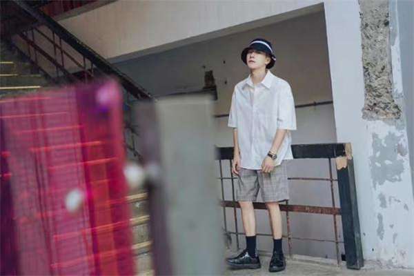 白色长袖衬衫配什么裤子,白色短袖衬衫怎么搭配