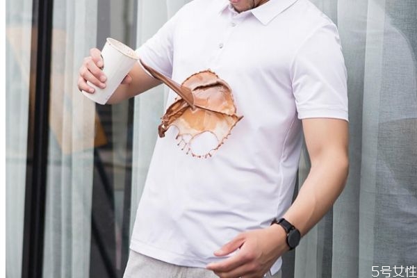 t恤怎么晾晒不变形图,如何晾衣服肩膀不变形