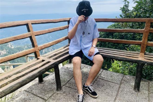 蓝色帽衫搭配什么衣服,蓝色衬衫配什么颜色最搭