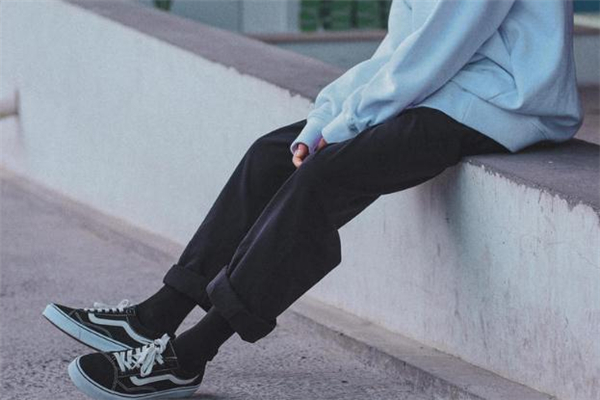 男生工装裤怎么搭配,男工装裤搭配什么上衣好看