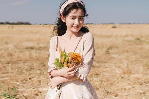 方领连衣裙怎么搭配,方领连衣裙搭配什么外套